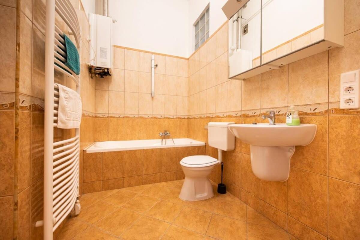 Very Central Convenient Large Ac Place Budapest Exterior photo